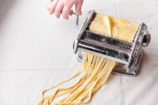 Man Using Pasta Maker Making Italian Tagliatelle Pasta — Stock Photo, Image