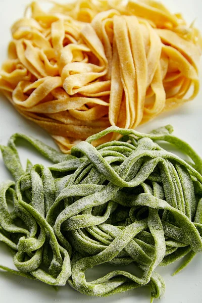 Traditionella Och Spenat Handgjorda Italienska Tagliatelle Pasta Vitt Bord — Stockfoto