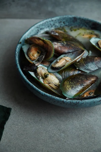 Kiwi Miesmuscheln Marnier Sauce Mit Weißwein Und Petersilie Handgefertigter Blauer — Stockfoto