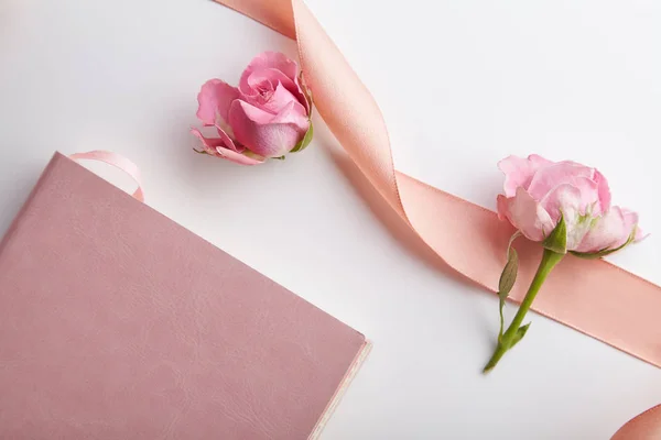 Rosas Arbustivas Color Rosa Fresco Con Cinta Color Melocotón Cuaderno — Foto de Stock