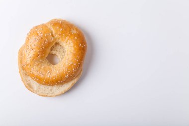 taze pişmiş simit topuz ile susam beyaz arka plan üzerinde sandviç yapmak için önceden kesilmiş