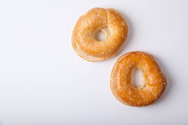 sandviç yapmak önceden beyaz arka plan üzerinde susam ile taze pişmiş ekmek buns 