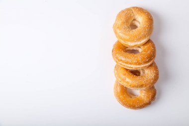 sandviç yapmak önceden beyaz arka plan üzerinde susam ile dört taze pişmiş ekmek buns 
