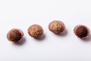 çikolata truffles beyaz zemin üzerine izole çeşitli yakın çekim  