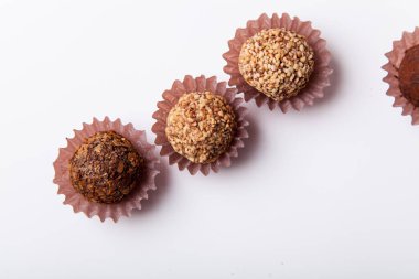 çikolata truffles beyaz zemin üzerine izole çeşitli yakın çekim  