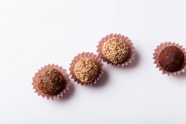 çikolata truffles beyaz zemin üzerine izole çeşitli yakın çekim  