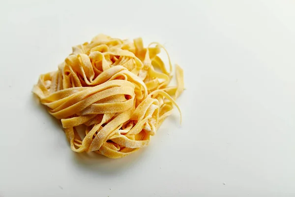 Klassinen Käsintehty Italialainen Tagliatelle Pasta Eristetty Valkoisella Taustalla Lähikuva — kuvapankkivalokuva