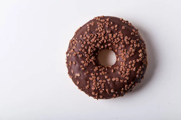 Geglazuurde Chocolade Donut Met Zoete Chocolade Hagelslag Geïsoleerd Witte Achtergrond — Stockfoto