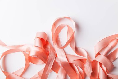 parlak pembe saten kurdele beyaz arka planda, yakın çekim 