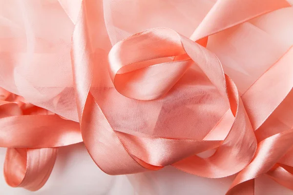 Błyszczący Różowej Wstążki Satynowe Przezroczyste Tkaniny Tle Białej Tkaniny — Zdjęcie stockowe