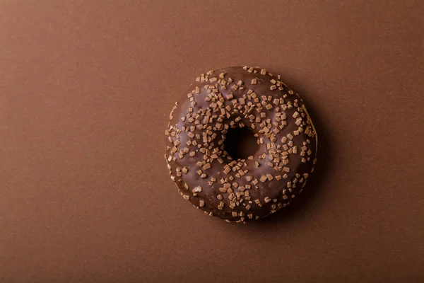 Geglazuurde Chocolade Donut Met Zoete Chocolade Hagelslag Bruine Achtergrond Close — Stockfoto