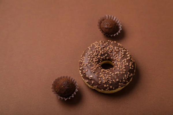 Шоколадні Пончики Шоколадними Трюфелями Коричневому Фоні Монохромна Концепція — стокове фото
