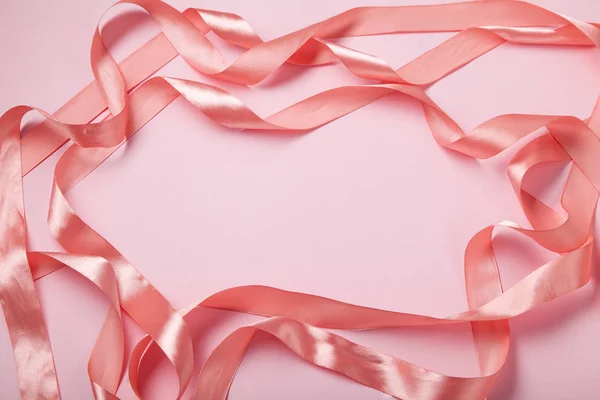 Fényes Rózsaszín Szatén Szalag Keret Formájában Rózsaszín Háttér Monokróm Koncepció — Stock Fotó