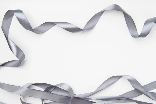Graue Seidenbänder Spiralförmig Auf Weißem Hintergrund — Stockfoto