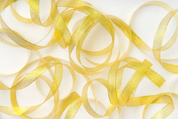 Goldglänzendes Band Spiralen Auf Weißem Hintergrund Gewickelt — Stockfoto