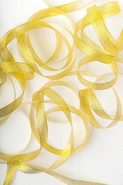Γυαλιστερό Χρυσές Κορδέλες Ασθμαίνων Spiral Μοτίβο Λευκό Φόντο — Φωτογραφία Αρχείου