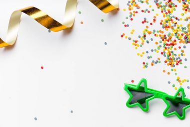 Beyaz arka plan üzerinde izole renkli parti aksesuarları koleksiyonu yakın çekim 