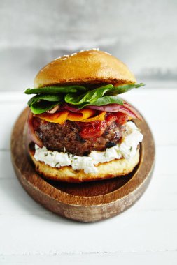 ızgara sığır patty ile krem peynir ve ıspanak tablo klasik çörek üzerinde burger ile ahşap plaka 