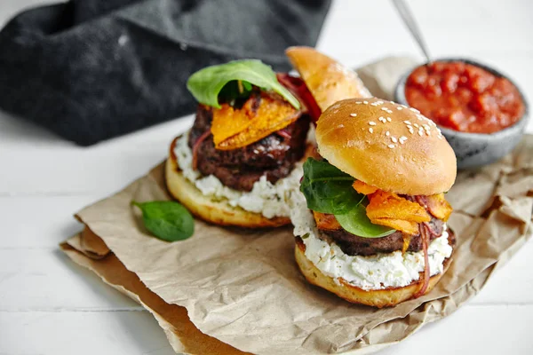Burger kase mutfak parşömen üzerine sos ile yakın çekim yaprak kağıt 