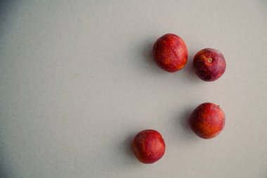 Olgun kırmızı portakal gri arka plan üzerinde