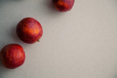 Olgun kırmızı portakal gri arka plan üzerinde