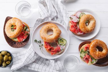 simit Somon Balık ve salatalık ve kaplamalar, taze turp dilimleri ile krem peynir ile yakın çekim 