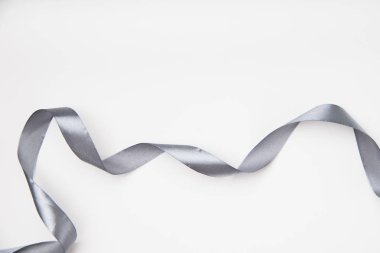 kopya alanı ile beyaz arka planda gri ipek kurdele kıvrılmış