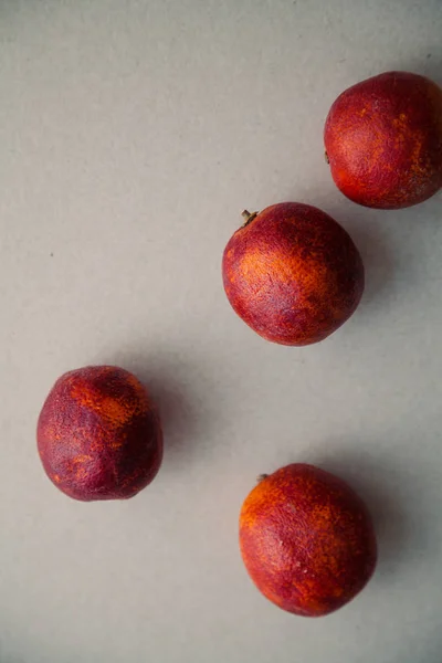 Naranjas Rojas Maduras Sobre Fondo Gris — Foto de Stock