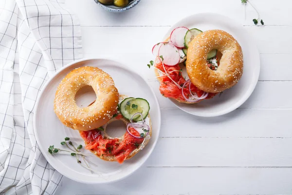 Bagels Med Lax Fisk Och Färskost Med Gurka Och Färsk — Stockfoto