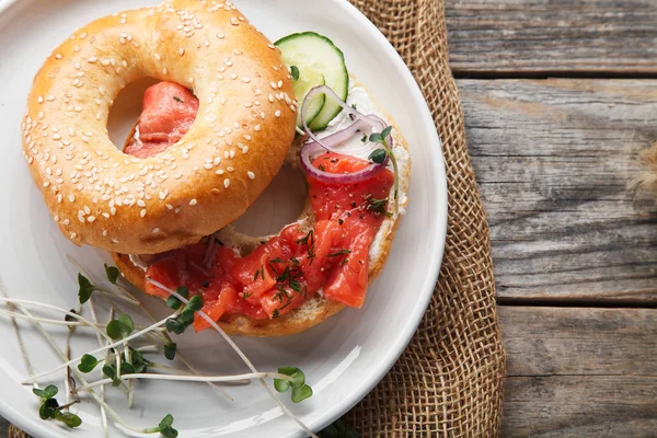 Bagel Med Lax Fisk Och Färskost Med Gurka Och Färsk — Stockfoto