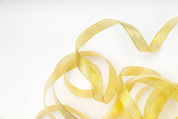 闪亮的金色丝带缠绕在白色背景的螺旋上 — 图库照片