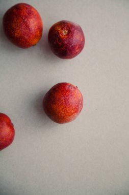 Olgun kırmızı portakal gri arka plan üzerinde