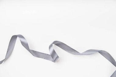 kopya alanı ile beyaz arka planda gri ipek kurdele kıvrılmış