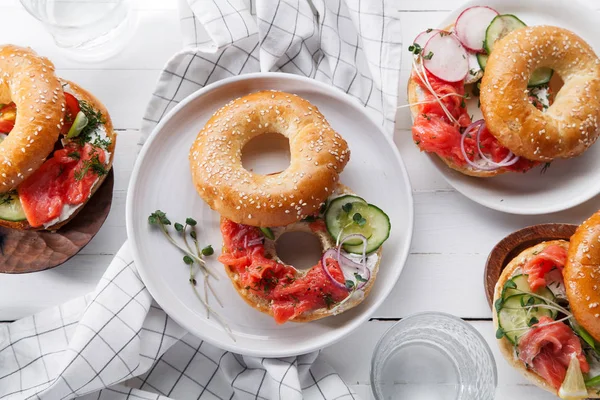 Bagels Mit Lachsfisch Und Frischkäse Mit Gurken Und Frischen Rettichscheiben — Stockfoto