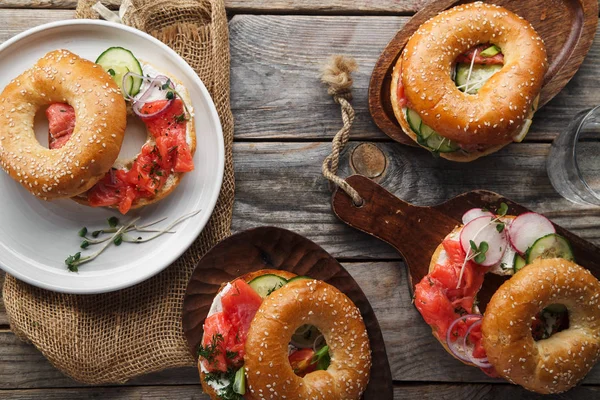 Somon Balık Simit Salatalık Ahşap Taze Turp Dilimleri Ile Krem — Stok fotoğraf