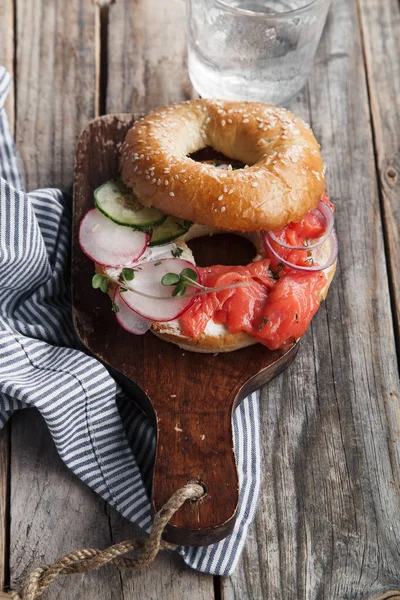 Somon Balık Simit Krem Peynir Salatalık Taze Turp Dilimleri Ahşap — Stok fotoğraf