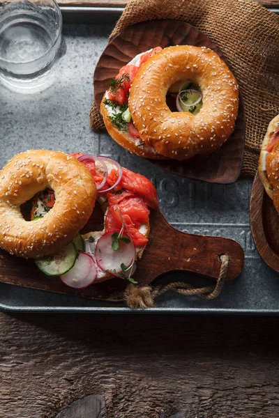 Metallisches Tablett Mit Bagels Und Lachsfisch Mit Frischkäse Und Gurke — Stockfoto