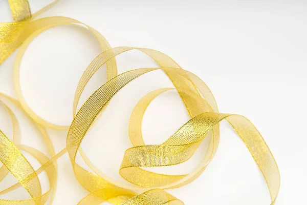 Γυαλιστερό Χρυσές Κορδέλες Ασθμαίνων Spiral Μοτίβο Λευκό Φόντο — Φωτογραφία Αρχείου