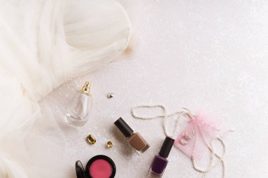 Gelinliğin kavramı düğün pastel pembe arka plan üzerinde aksesuarları ile  