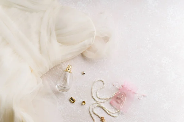 婚纱礼服配饰在粉彩粉红色背景 婚礼概念 — 图库照片