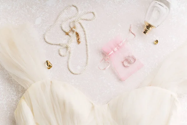 Robe Mariée Avec Accessoires Sur Fond Rose Pastel Concept Mariage — Photo