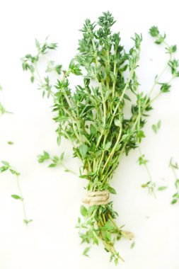 Demet taze kekik yaprakları mutfak parşömen kağıt sayfası dize ile bağlı 