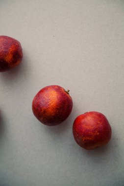 Olgun kırmızı portakal gri arka plan üzerinde