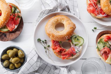 simit Somon Balık ve krem peynir tabakları, salatalık dilimleri ile yakın çekim 