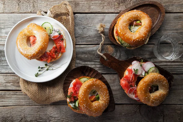 Bagels Med Lax Fisk Och Färskost Med Gurka Och Färsk — Stockfoto