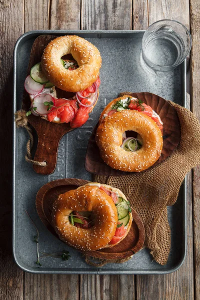 Metallschale Mit Bagels Und Lachsfisch Mit Frischkäse Und Gurkenscheiben Auf — Stockfoto