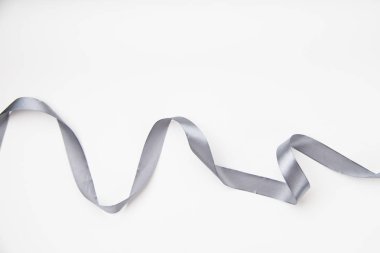 kopya alanı ile beyaz arka planda gri ipek kurdele kıvrılmış