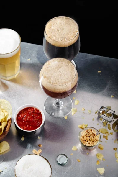 Collection Collations Verres Bière Froide Avec Mousse Sur Table Métallique — Photo