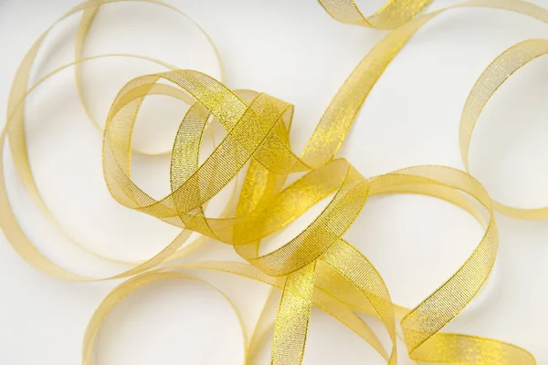 Glänzende Goldene Bänder Spiralförmig Gewickelt Auf Weißem Hintergrund — Stockfoto