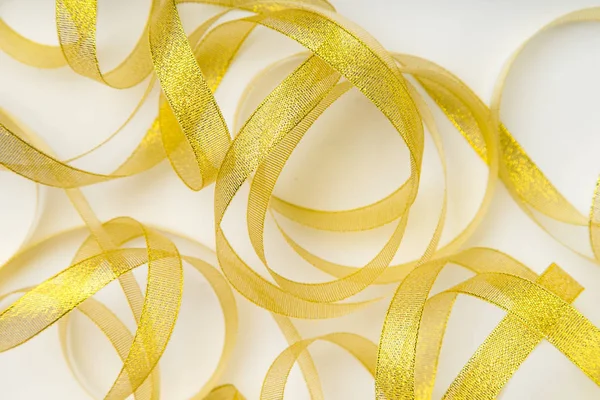 Glänzende Goldene Bänder Spiralförmig Gewickelt Auf Weißem Hintergrund — Stockfoto